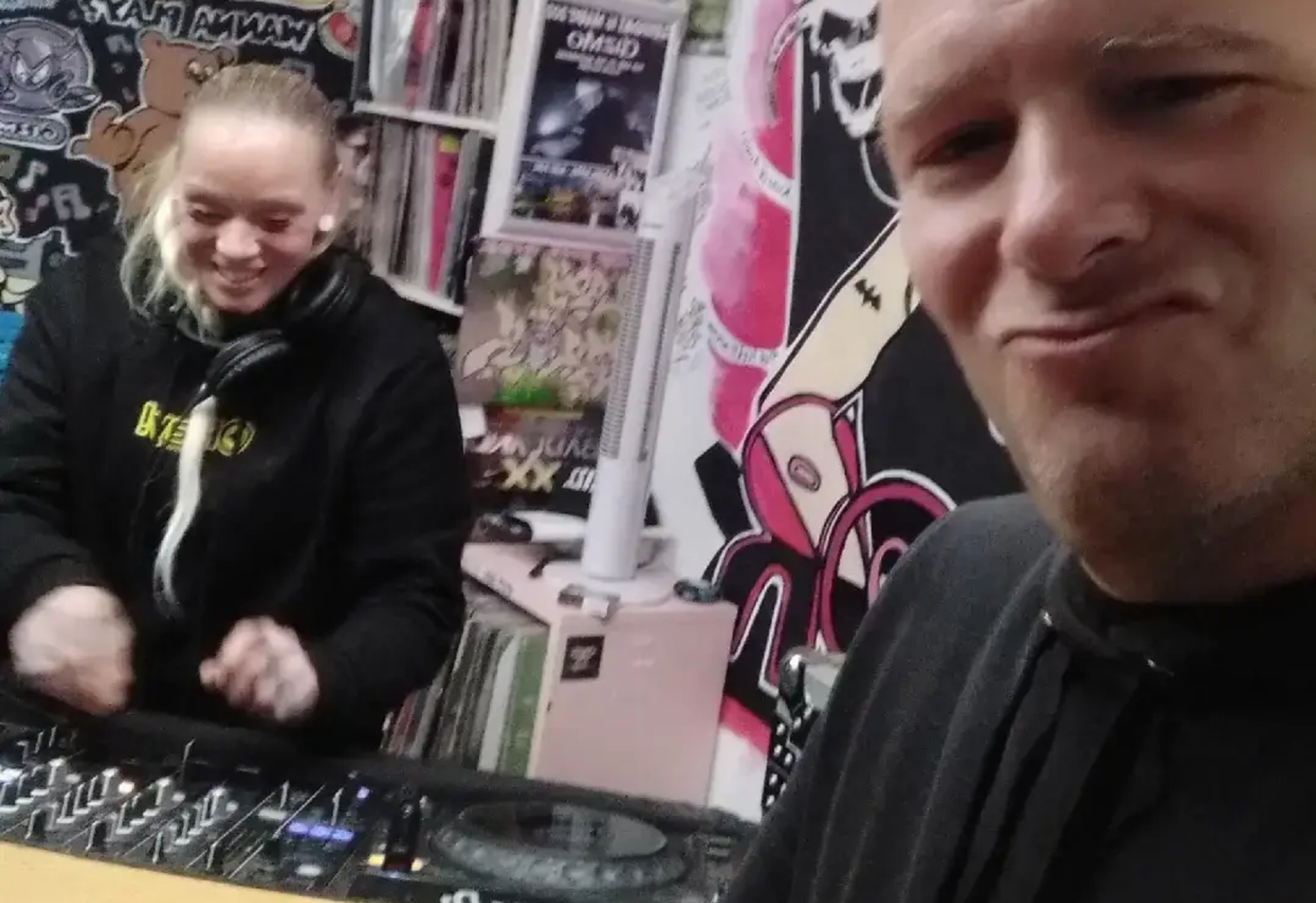 Suonare B2B con uno dei migliori DJ hardcore del momento è sempre divertente e anche l'inizio della mia serie digitale 